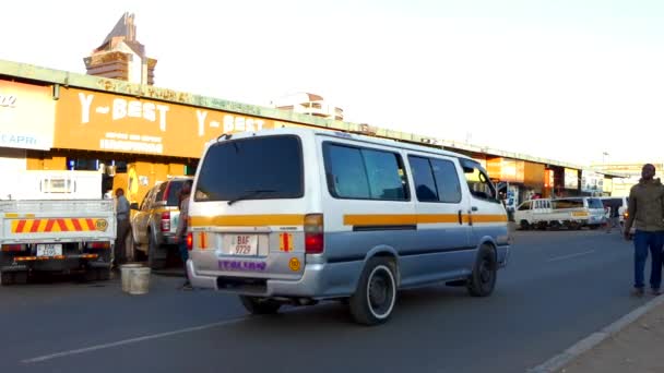 Straßenverkehr Und Unbekannte Lusaka Der Hauptstadt Sambias Südlichen Afrika 2020 — Stockvideo