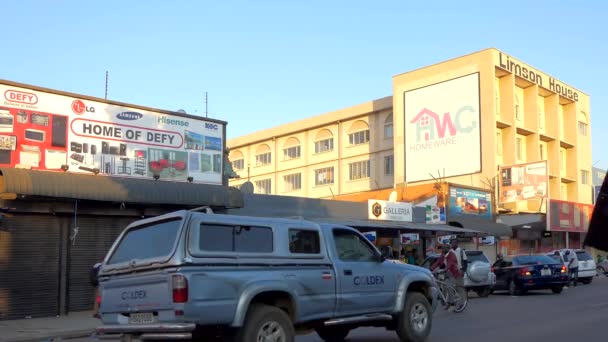 Straatverkeer Niet Geïdentificeerde Personen Lusaka Hoofdstad Van Zambia Zuidelijk Afrika — Stockvideo