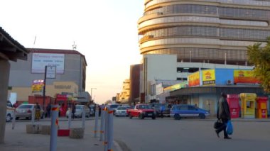 Güney Afrika Zambiya 'nın başkenti Lusaka' da sokak trafiği ve kimliği belirsiz kişiler, 2020