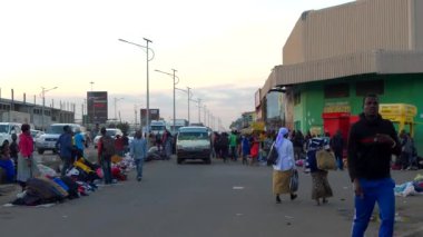 Güney Afrika Zambiya 'nın başkenti Lusaka' da sokak trafiği ve kimliği belirsiz kişiler, 2020