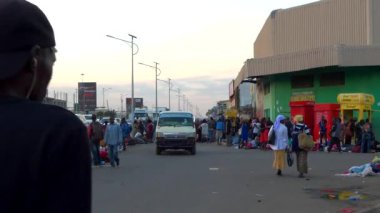 Güney Afrika Zambiya 'nın başkenti Lusaka' da sokak trafiği ve kimliği belirsiz kişiler, 2020