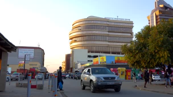 Straatverkeer Niet Geïdentificeerde Personen Lusaka Hoofdstad Van Zambia Zuidelijk Afrika — Stockvideo