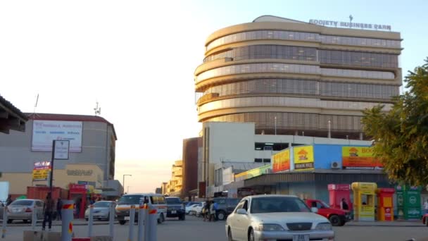 Straatverkeer Niet Geïdentificeerde Personen Lusaka Hoofdstad Van Zambia Zuidelijk Afrika — Stockvideo