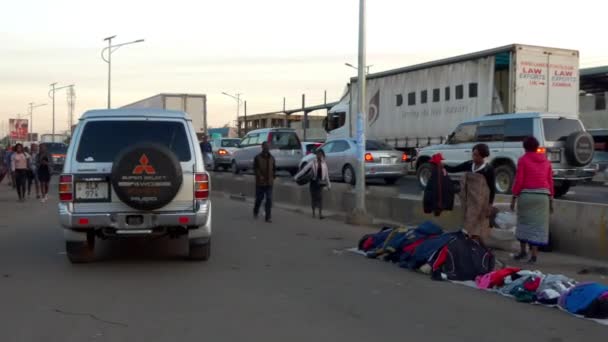 Tráfego Rua Pessoas Não Identificadas Lusaka Capital Zâmbia África Austral — Vídeo de Stock