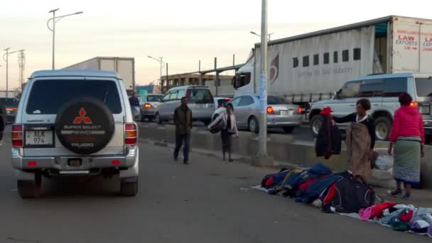 Straatverkeer Niet Geïdentificeerde Personen Lusaka Hoofdstad Van Zambia Zuidelijk Afrika — Stockvideo