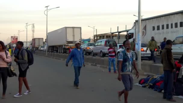 Tráfego Rua Pessoas Não Identificadas Lusaka Capital Zâmbia África Austral — Vídeo de Stock