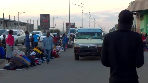 Straatverkeer Niet Geïdentificeerde Personen Lusaka Hoofdstad Van Zambia Zuidelijk Afrika — Stockvideo