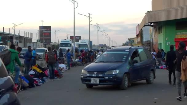 Ruch Uliczny Niezidentyfikowane Osoby Lusace Stolicy Zambii Rpa 2020 — Wideo stockowe