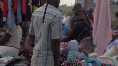 Güney Afrika Zambiya 'nın başkenti Lusaka' daki bir pazarda kimliği belirsiz insanlar, 2020