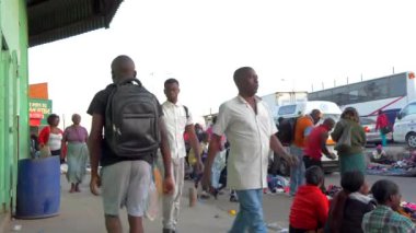 Güney Afrika Zambiya 'nın başkenti Lusaka Caddesi' ndeki kimliği belirsiz insanlar, 2020