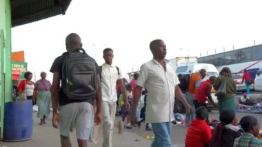 Güney Afrika Zambiya 'nın başkenti Lusaka Caddesi' ndeki kimliği belirsiz insanlar, 2020