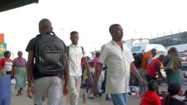 Güney Afrika Zambiya 'nın başkenti Lusaka Caddesi' ndeki kimliği belirsiz insanlar, 2020
