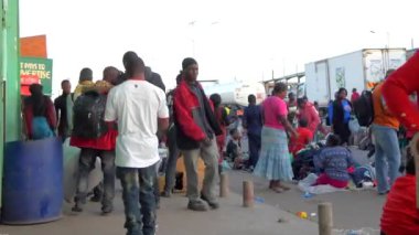 Güney Afrika Zambiya 'nın başkenti Lusaka Caddesi' ndeki kimliği belirsiz insanlar, 2020