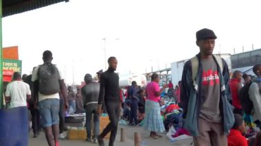 Güney Afrika Zambiya 'nın başkenti Lusaka Caddesi' ndeki kimliği belirsiz insanlar, 2020