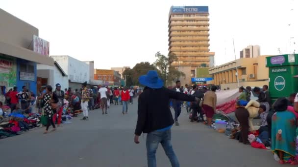 Niet Geïdentificeerde Mensen Lusaka Straat Hoofdstad Van Zambia Zuidelijk Afrika — Stockvideo