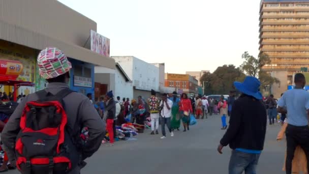 Άγνωστα Άτομα Στην Οδό Lusaka Την Πρωτεύουσα Της Ζάμπια Νότια — Αρχείο Βίντεο