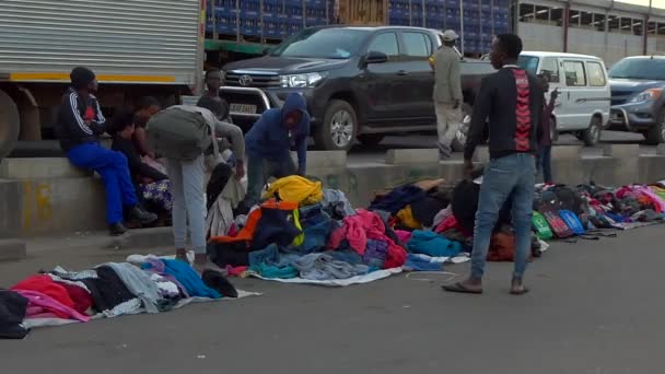 ザンビア南部アフリカの首都ルサカ通りの未確認の人々 2020年 — ストック動画