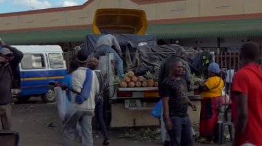 Güney Afrika Zambiya 'nın başkenti Lusaka Caddesi' ndeki kimliği belirsiz insanlar, 2020