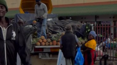 Güney Afrika Zambiya 'nın başkenti Lusaka Caddesi' ndeki kimliği belirsiz insanlar, 2020