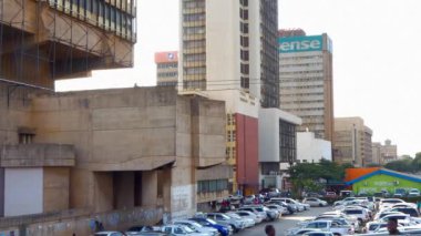 2020 'de Güney Afrika Zambiya' nın başkenti Lusaka 'daki Toplum İş Parkı' ndaki Hilton Garden Inn 'in otoparkında.