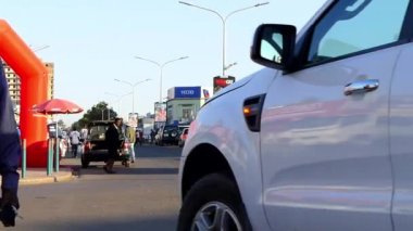Güney Afrika Zambiya 'nın başkenti Lusaka' da sokak trafiği ve kimliği belirsiz kişiler, 2020