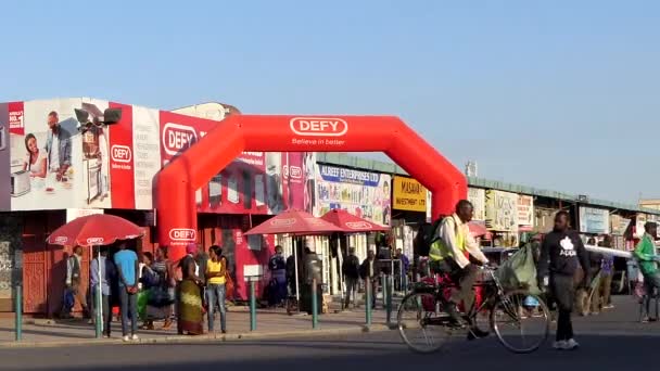 Straatverkeer Niet Geïdentificeerde Personen Lusaka Hoofdstad Van Zambia Zuidelijk Afrika — Stockvideo