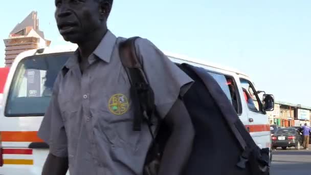 Straatverkeer Niet Geïdentificeerde Personen Lusaka Hoofdstad Van Zambia Zuidelijk Afrika — Stockvideo