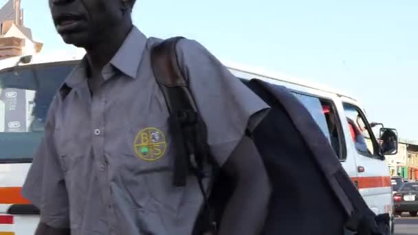 Straatverkeer Niet Geïdentificeerde Personen Lusaka Hoofdstad Van Zambia Zuidelijk Afrika — Stockvideo