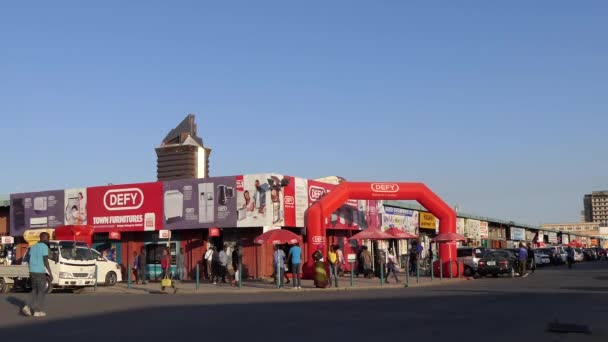 Straatverkeer Niet Geïdentificeerde Personen Lusaka Hoofdstad Van Zambia Zuidelijk Afrika — Stockvideo