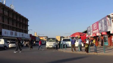 Güney Afrika Zambiya 'nın başkenti Lusaka' da sokak trafiği ve kimliği belirsiz kişiler, 2020