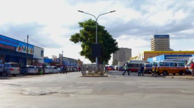 Güney Afrika Zambiya 'nın başkenti Lusaka' da sokak trafiği, 2020