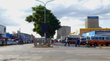 Güney Afrika Zambiya 'nın başkenti Lusaka' da sokak trafiği, 2020