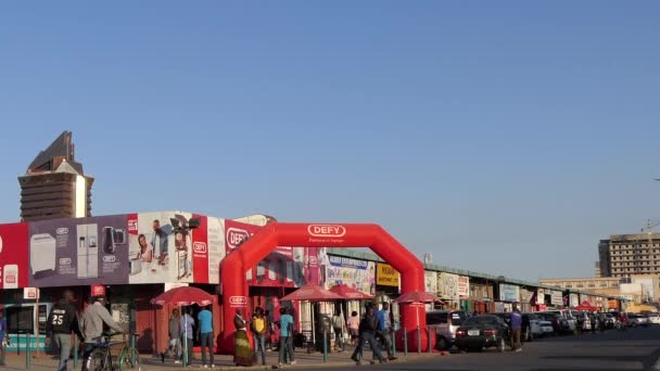 Straatverkeer Niet Geïdentificeerde Personen Lusaka Hoofdstad Van Zambia Zuidelijk Afrika — Stockvideo