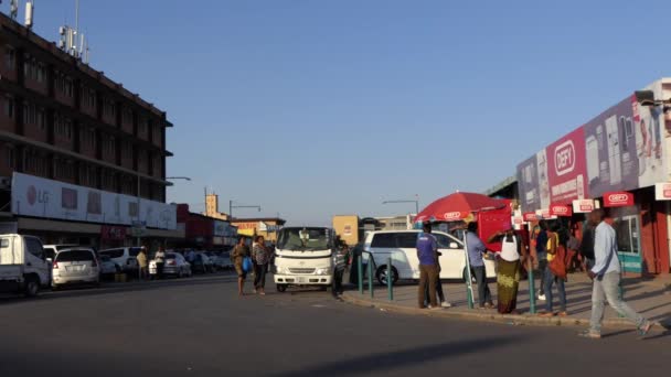 Straatverkeer Niet Geïdentificeerde Personen Lusaka Hoofdstad Van Zambia Zuidelijk Afrika — Stockvideo