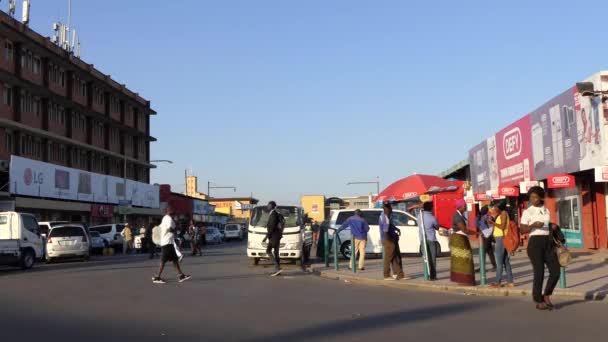 Utcai Forgalom Azonosítatlan Személyek Lusakában Zambia Fővárosában Dél Afrikában 2020 — Stock videók