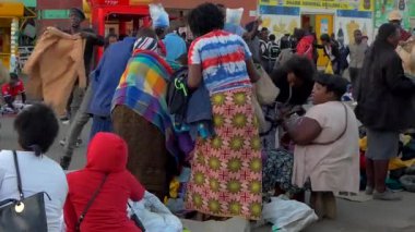 Güney Afrika Zambiya 'nın başkenti Lusaka Caddesi' ndeki kimliği belirsiz insanlar, 2020