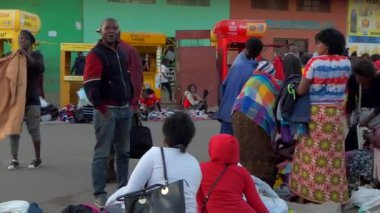 Güney Afrika Zambiya 'nın başkenti Lusaka Caddesi' ndeki kimliği belirsiz insanlar, 2020