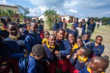 Tanımlanamayan Swazi çocukları 29 Temmuz 2008 'de Svaziland' daki Domuzlar Tepesi 'ndeki Nasıralı Misyon Okulu' nda.