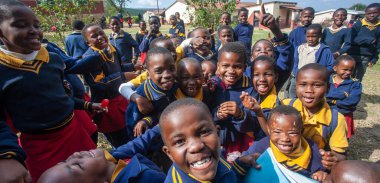 Tanımlanamayan Swazi çocukları 29 Temmuz 2008 'de Svaziland' daki Domuzlar Tepesi 'ndeki Nasıralı Misyon Okulu' nda.