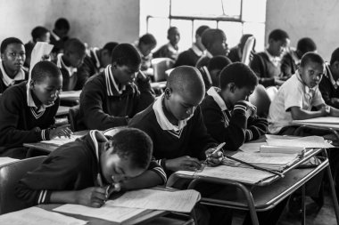 Tanımlanamayan Swazi çocukları 29 Temmuz 2008 'de Svaziland' daki Domuzlar Tepesi 'ndeki Nasıralı Misyon Okulu' nda.