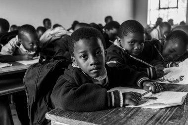 Tanımlanamayan Swazi çocukları 29 Temmuz 2008 'de Svaziland' daki Domuzlar Tepesi 'ndeki Nasıralı Misyon Okulu' nda.