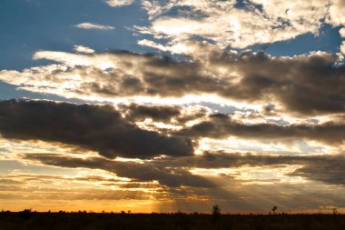 Denizin üzerinde güzel bir gün batımı