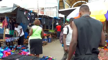 Güney Afrika Zambiya 'nın başkenti Lusaka' daki bir pazarda kimliği belirsiz insanlar, 2020