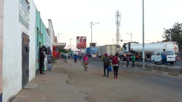 Straatverkeer Niet Geïdentificeerde Personen Lusaka Hoofdstad Van Zambia Zuidelijk Afrika — Stockvideo