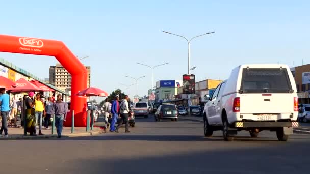 Straatverkeer Niet Geïdentificeerde Personen Lusaka Hoofdstad Van Zambia Zuidelijk Afrika — Stockvideo