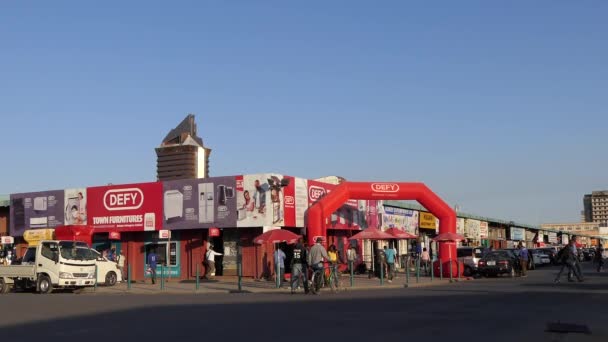 Straatverkeer Niet Geïdentificeerde Personen Lusaka Hoofdstad Van Zambia Zuidelijk Afrika — Stockvideo