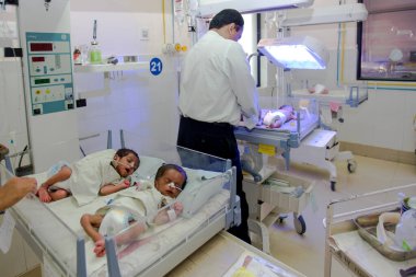 Raxaul, Bihar Eyaleti, Hindistan 'daki bir kırsal hastanede kimliği belirsiz bir doktor. Kasım 2013.