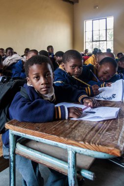 Tanımlanamayan Swazi çocukları 29 Temmuz 2008 'de Svaziland' daki Domuzlar Tepesi 'ndeki Nasıralı Misyon Okulu' nda.