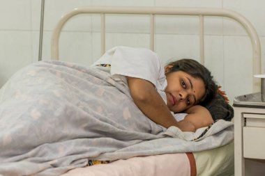 RAXAUL, INDIA - OCT 22: 22 Ekim 2011 'de Raxaul, Bihar State, Hindistan' da yerel bir hastanede kimliği belirsiz bir Hintli kadın. Bihar Hindistan 'ın en fakir eyaletlerinden biridir. Kişi başına düşen gelir 300 dolar..