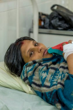 RAXAUL, INDIA - OCT 22: 22 Ekim 2011 'de Raxaul, Bihar State, Hindistan' da yerel bir hastanede kimliği belirsiz bir Hintli kadın. Bihar Hindistan 'ın en fakir eyaletlerinden biridir. Kişi başına düşen gelir 300 dolar..